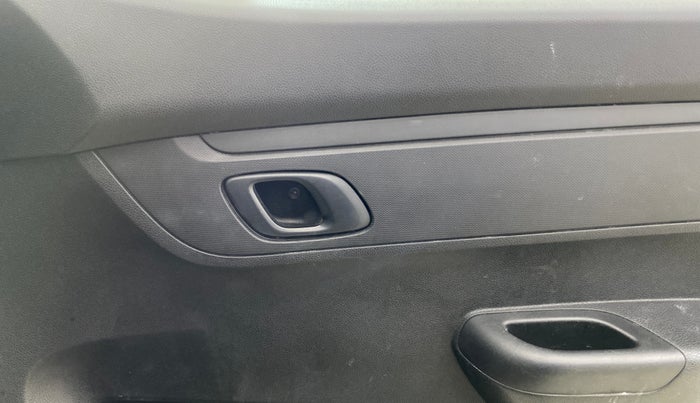 2017 Renault Kwid RXT 0.8, Petrol, Manual, 36,124 km, Driver Side Door Panels Control