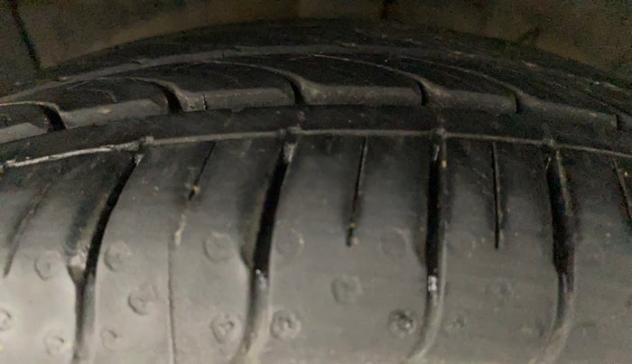 2019 Hyundai NEW SANTRO SPORTZ CNG, CNG, Manual, 79,980 km, Left Front Tyre Tread