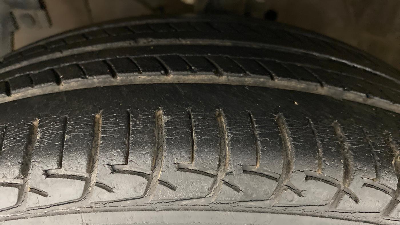 2013 Maruti Ertiga ZXI, Petrol, Manual, 50,958 km, Left Front Tyre Tread