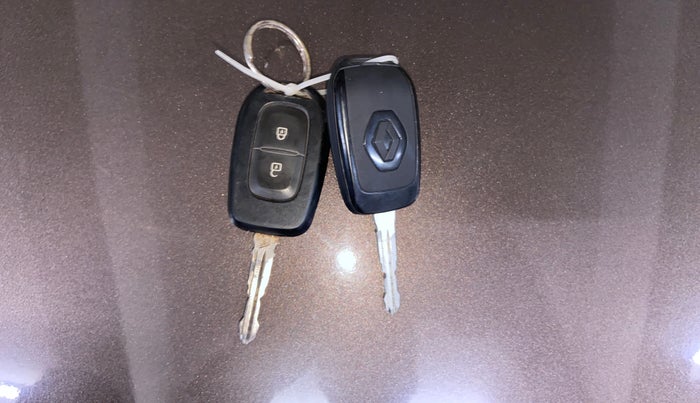 2022 Renault TRIBER RXT AMT, Petrol, Automatic, 44,102 km, Key Close Up