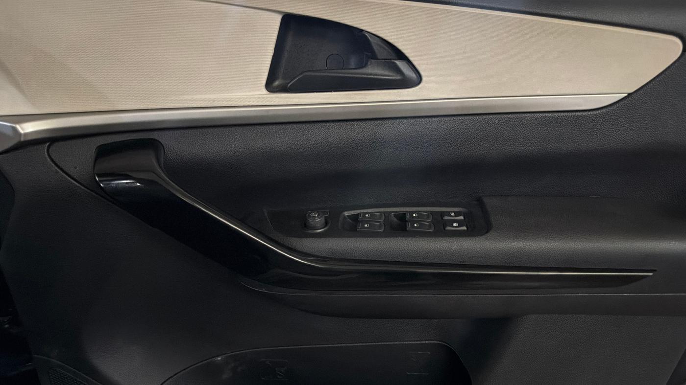 2022 Mahindra XUV700 AX 5 P AT 5 STR, Petrol, Automatic, 53,521 km, Driver Side Door Panels Control
