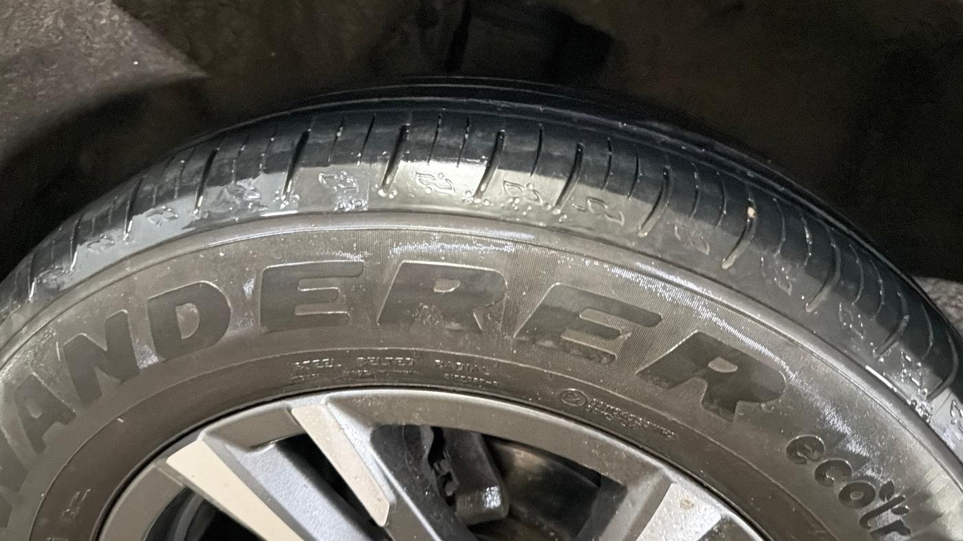 2022 Mahindra XUV700 AX 5 P AT 5 STR, Petrol, Automatic, 53,521 km, Right Rear Tyre Tread