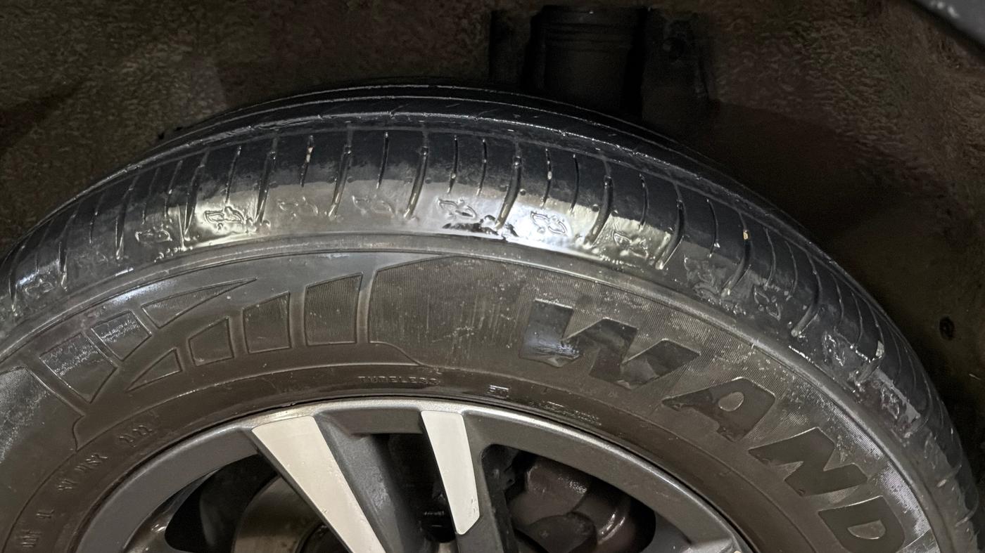 2022 Mahindra XUV700 AX 5 P AT 5 STR, Petrol, Automatic, 53,521 km, Left Rear Tyre Tread
