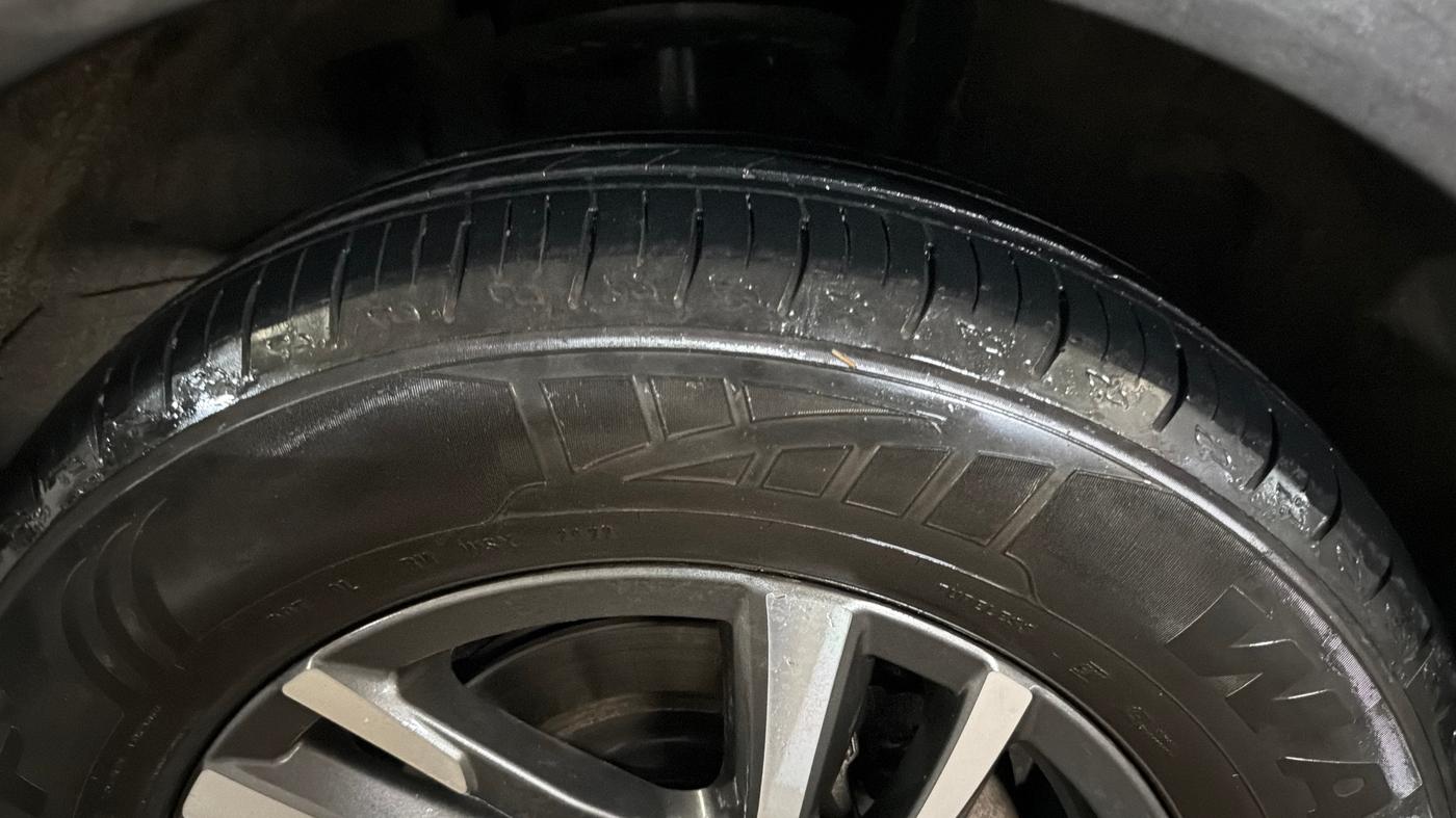 2022 Mahindra XUV700 AX 5 P AT 5 STR, Petrol, Automatic, 53,521 km, Right Front Tyre Tread