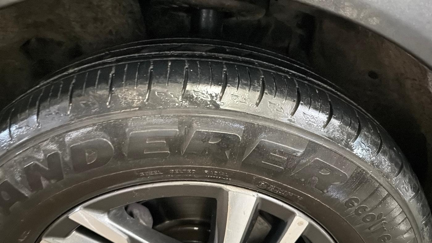 2022 Mahindra XUV700 AX 5 P AT 5 STR, Petrol, Automatic, 53,521 km, Left Front Tyre Tread