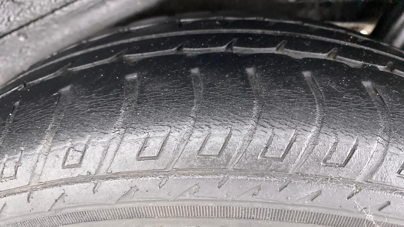 2014 Maruti Wagon R 1.0 VXI, Petrol, Manual, 61,882 km, Left Rear Tyre Tread