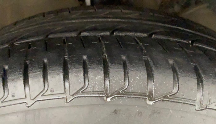 2016 Maruti Baleno ZETA PETROL 1.2, Petrol, Manual, 99,794 km, Right Front Tyre Tread
