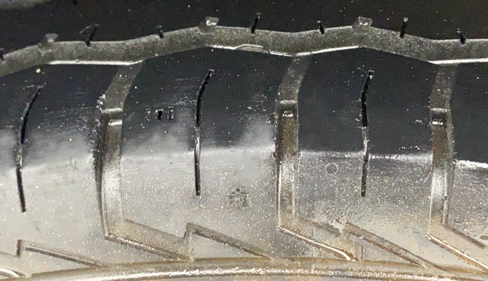 2022 Maruti Eeco 5 STR AC, Petrol, Manual, 28,014 km, Right Rear Tyre Tread