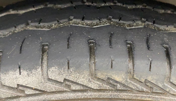 2022 Maruti Eeco 5 STR AC, Petrol, Manual, 28,014 km, Right Front Tyre Tread