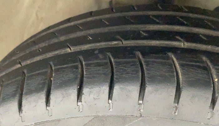 2011 Toyota Etios G, Petrol, Manual, 55,556 km, Right Front Tyre Tread