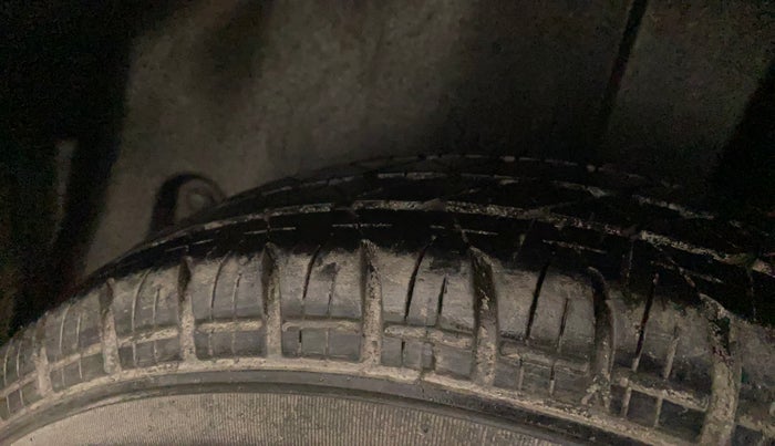 2015 Maruti Swift LXI (O), Petrol, Manual, 42,700 km, Left Rear Tyre Tread