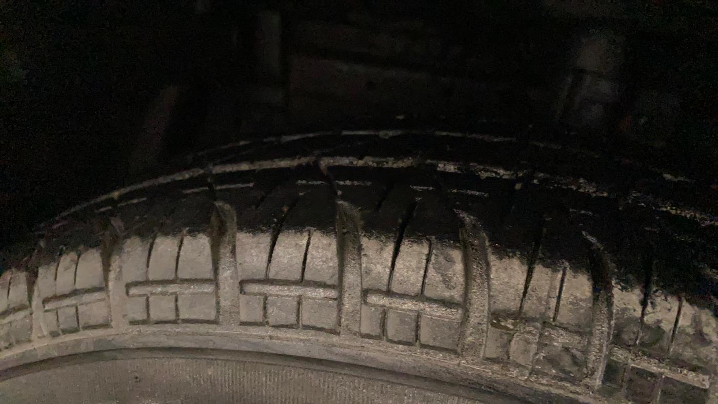 2015 Maruti Swift LXI (O), Petrol, Manual, 42,700 km, Left Front Tyre Tread
