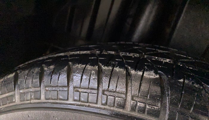 2015 Maruti Swift LXI (O), Petrol, Manual, 42,700 km, Right Rear Tyre Tread