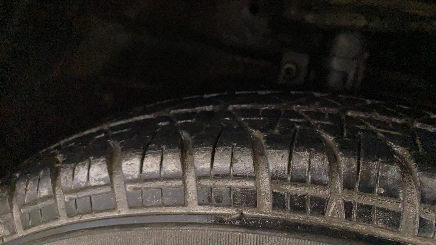 2015 Maruti Swift LXI (O), Petrol, Manual, 42,700 km, Right Front Tyre Tread