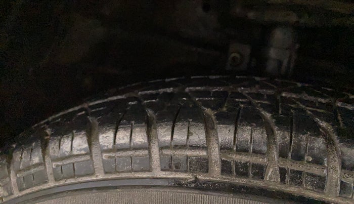 2015 Maruti Swift LXI (O), Petrol, Manual, 42,700 km, Right Front Tyre Tread