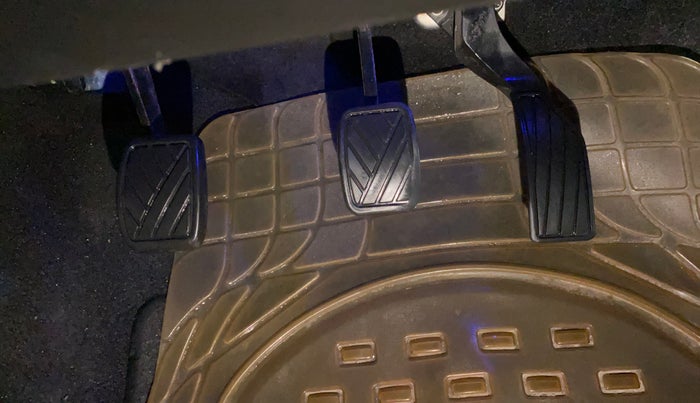 2015 Maruti Swift LXI (O), Petrol, Manual, 42,700 km, Pedals