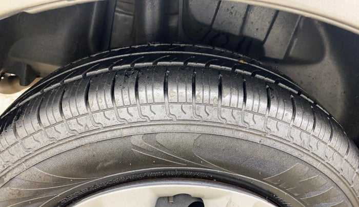 2023 Maruti Swift VXI, CNG, Manual, 89,102 km, Right Rear Tyre Tread