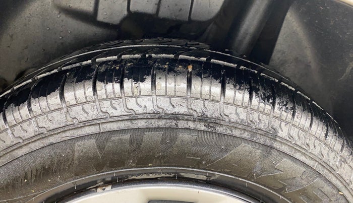 2023 Maruti Swift VXI, CNG, Manual, 89,102 km, Left Rear Tyre Tread