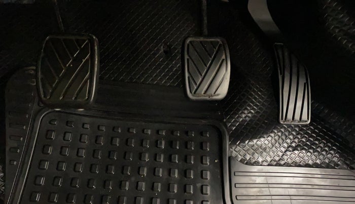 2016 Maruti Swift VXI, Petrol, Manual, 62,511 km, Pedals