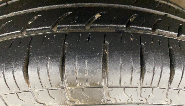 2016 Maruti Swift VXI, Petrol, Manual, 62,511 km, Left Front Tyre Tread