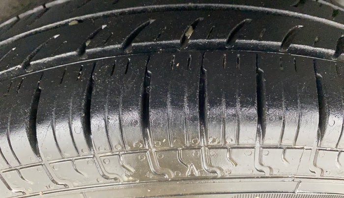 2016 Maruti Swift VXI, Petrol, Manual, 62,511 km, Left Rear Tyre Tread