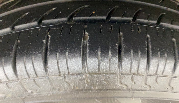 2016 Maruti Swift VXI, Petrol, Manual, 62,511 km, Right Front Tyre Tread