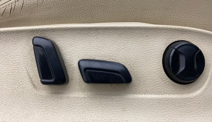 2013 Volkswagen Jetta HIGHLINE TDI, Diesel, Manual, 1,29,036 km, Driver Side Adjustment Panel