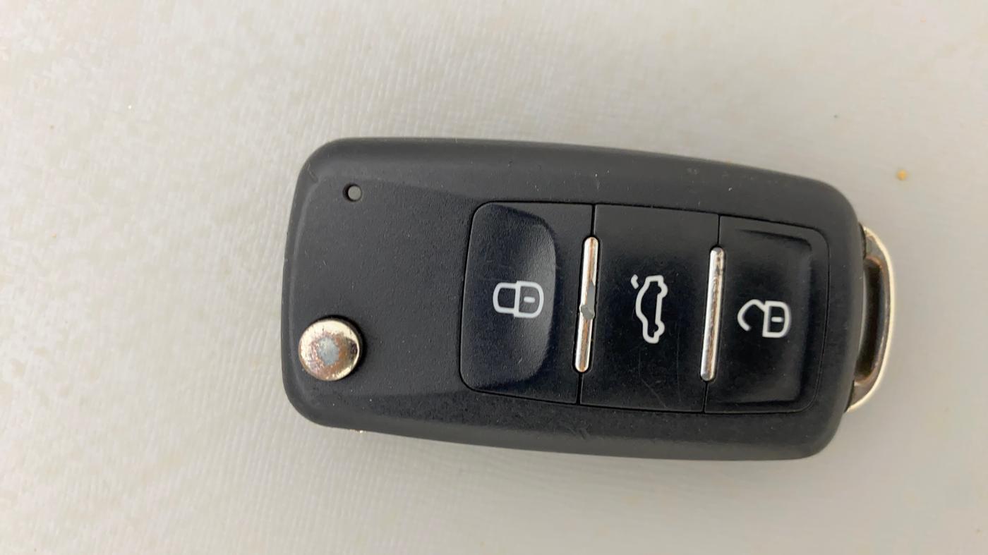 2013 Volkswagen Jetta HIGHLINE TDI, Diesel, Manual, 1,29,125 km, Key Close Up