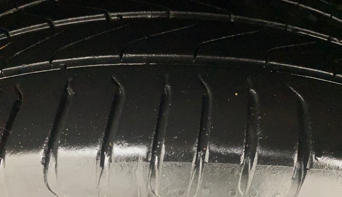 2013 Volkswagen Jetta HIGHLINE TDI, Diesel, Manual, 1,29,036 km, Left Front Tyre Tread