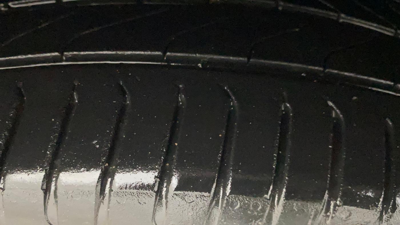 2013 Volkswagen Jetta HIGHLINE TDI, Diesel, Manual, 1,29,125 km, Right Front Tyre Tread