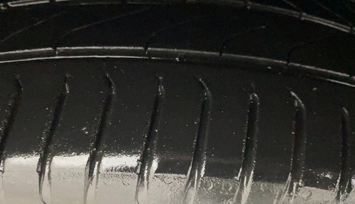2013 Volkswagen Jetta HIGHLINE TDI, Diesel, Manual, 1,29,036 km, Right Front Tyre Tread