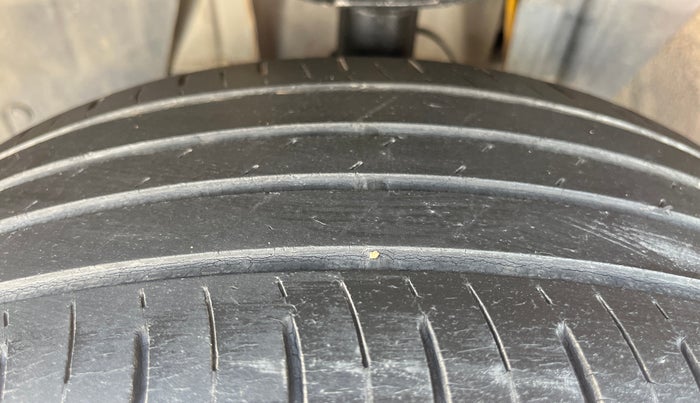 2022 Nissan MAGNITE XL, Petrol, Manual, 63,952 km, Left Front Tyre Tread