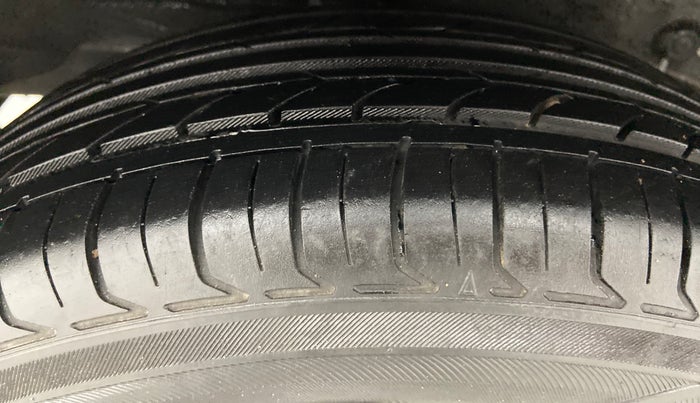 2012 Toyota Etios Liva G, Petrol, Manual, 1,03,218 km, Right Rear Tyre Tread