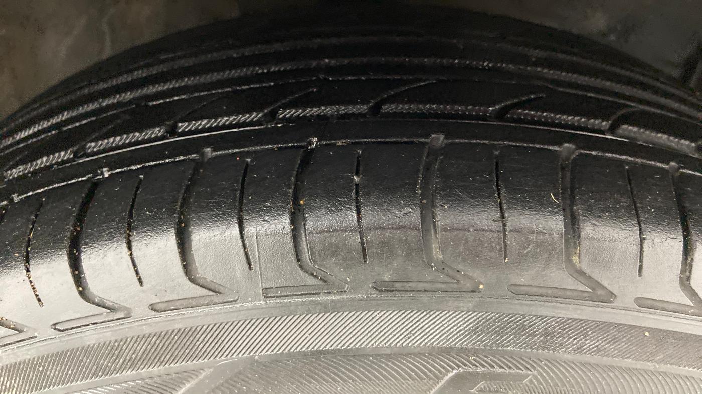 2012 Toyota Etios Liva G, Petrol, Manual, 1,03,218 km, Right Front Tyre Tread