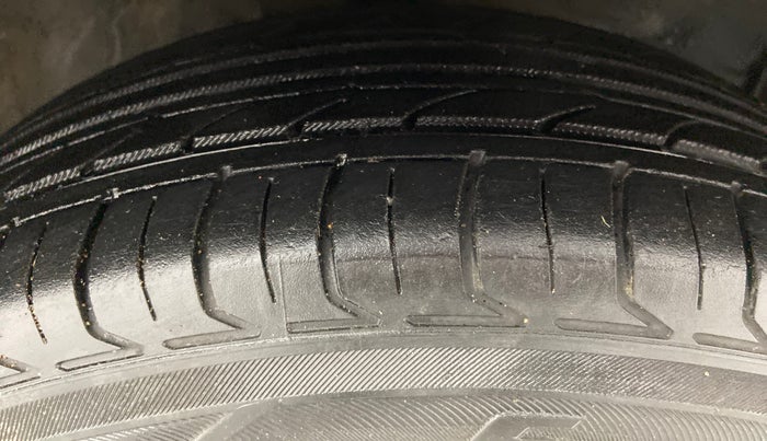 2012 Toyota Etios Liva G, Petrol, Manual, 1,03,218 km, Right Front Tyre Tread