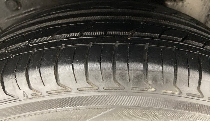 2012 Toyota Etios Liva G, Petrol, Manual, 1,03,218 km, Left Rear Tyre Tread
