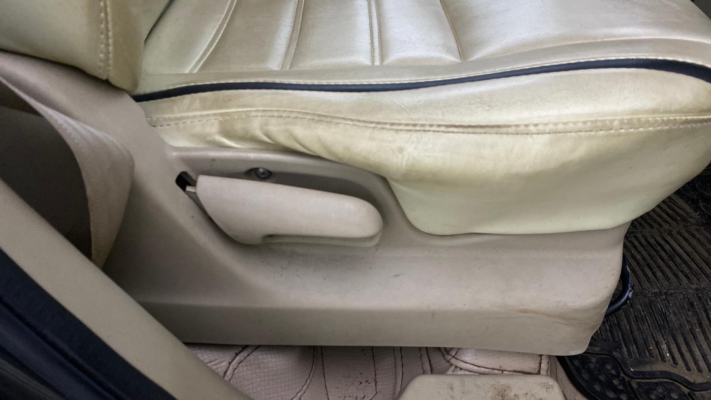 2017 Maruti Ertiga VXI CNG, CNG, Manual, 92,727 km, Driver Side Adjustment Panel