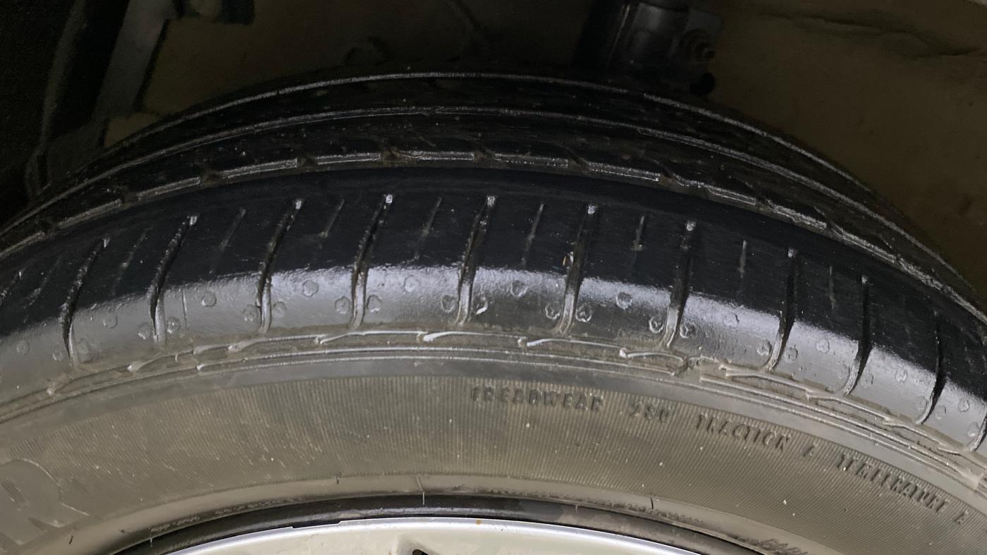 2017 Maruti Ertiga VXI CNG, CNG, Manual, 92,727 km, Left Front Tyre Tread