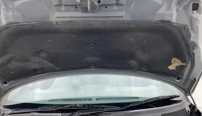 2010 Maruti Ritz VXI, Petrol, Manual, 76,940 km, Bonnet (hood) - Insulation cover has minor damage