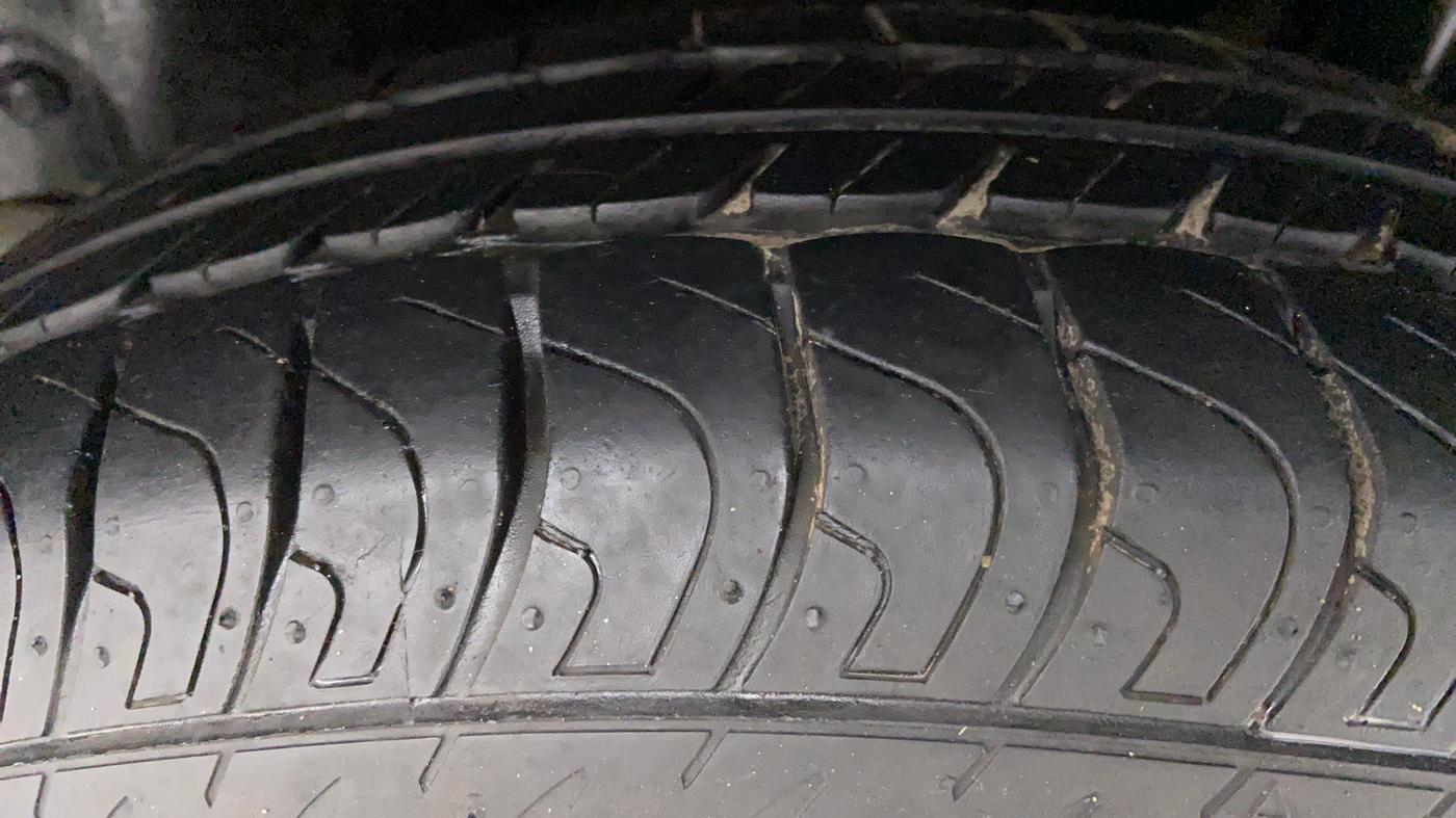 2014 Maruti Swift VXI D, Petrol, Manual, 37,288 km, Left Rear Tyre Tread