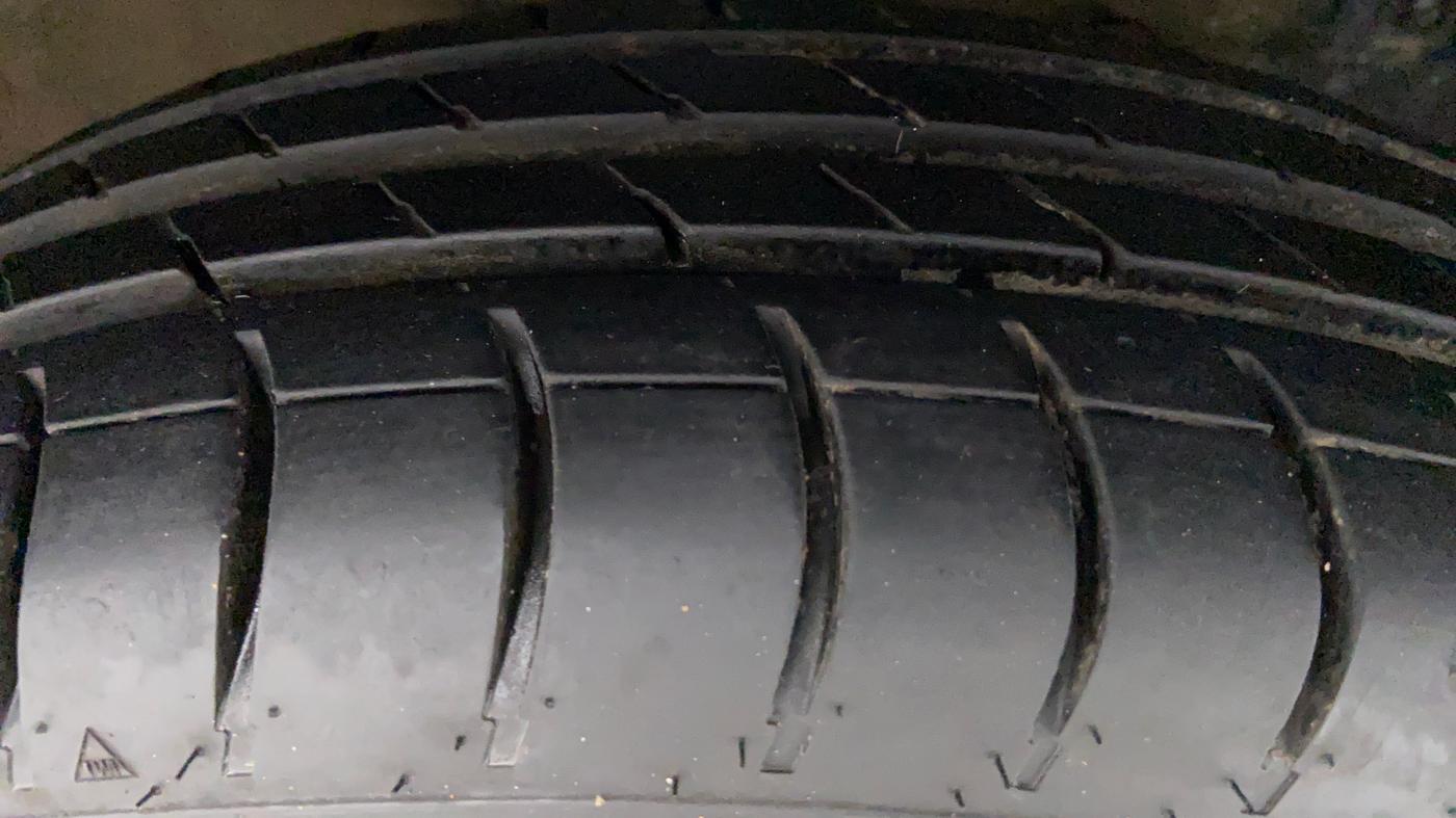 2014 Maruti Swift VXI D, Petrol, Manual, 37,288 km, Right Front Tyre Tread