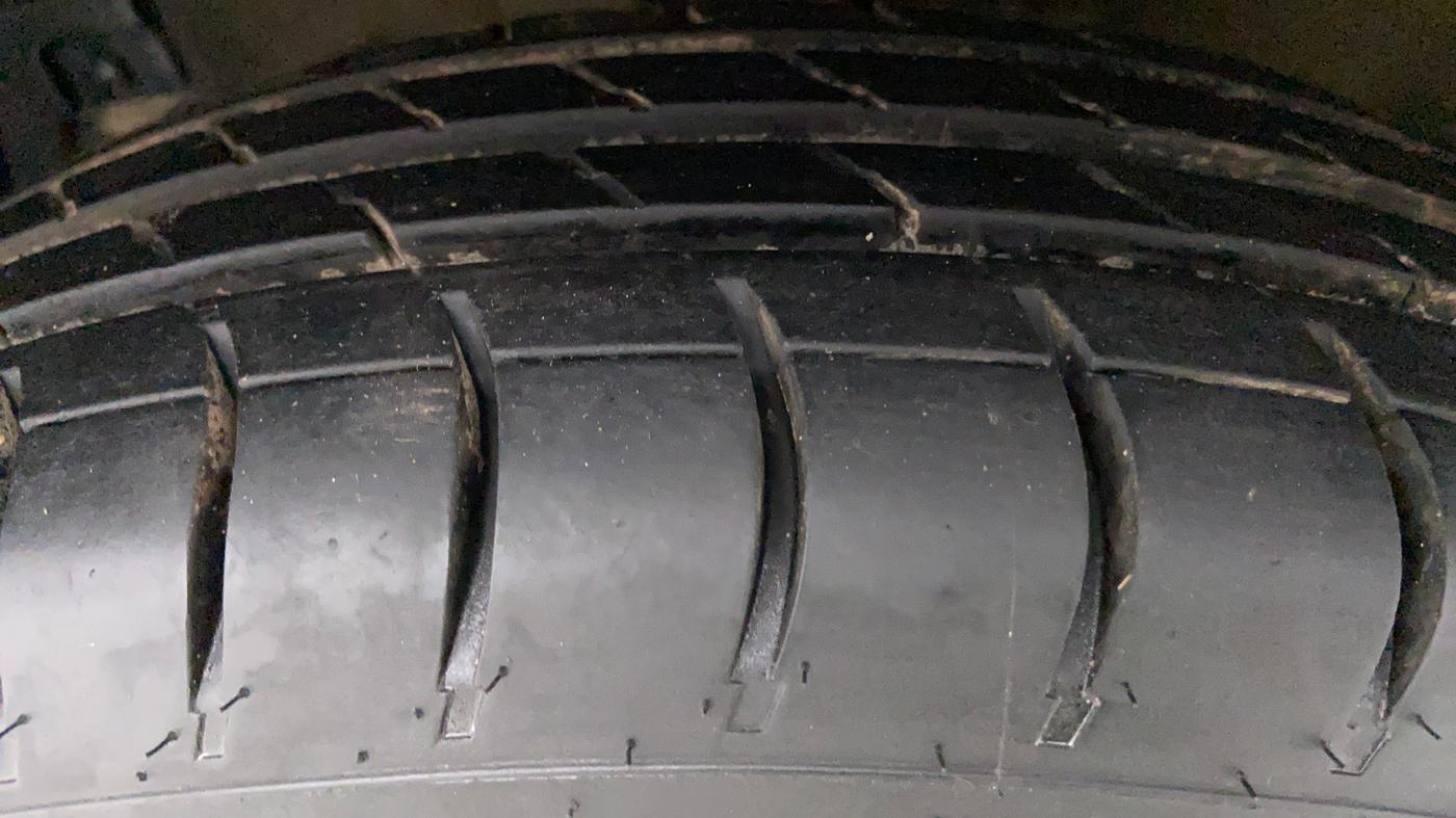 2014 Maruti Swift VXI D, Petrol, Manual, 37,288 km, Left Front Tyre Tread