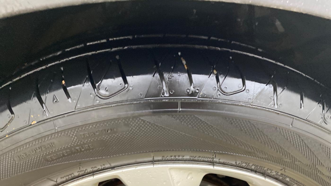 2021 Mahindra XUV300 W8 1.2 PETROL, Petrol, Manual, 98,307 km, Right Front Tyre Tread