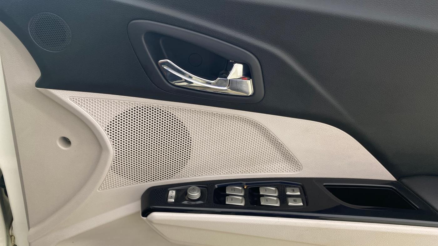 2021 Mahindra XUV300 W8 1.2 PETROL, Petrol, Manual, 98,307 km, Driver Side Door Panels Control