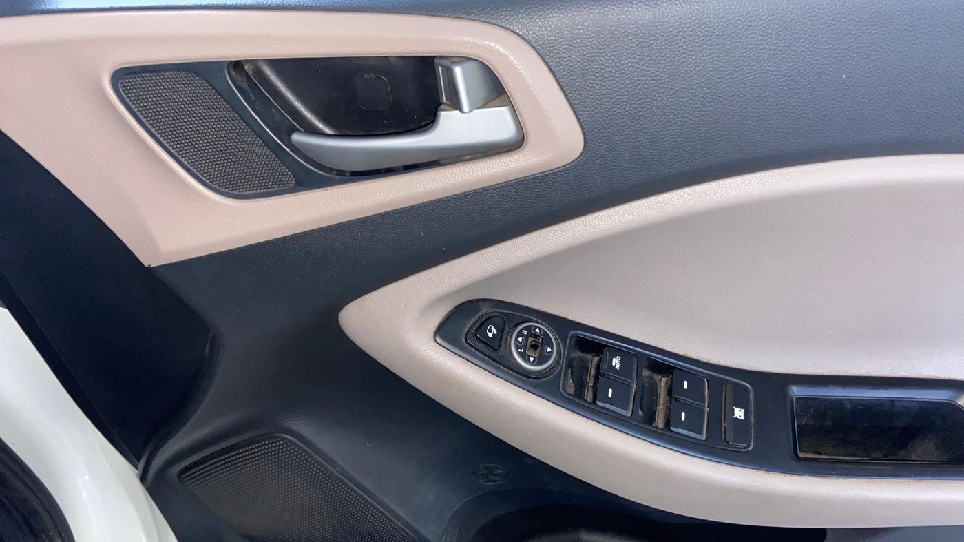 2019 Hyundai Elite i20 ASTA 1.2 (O), CNG, Manual, 79,137 km, Driver Side Door Panels Control