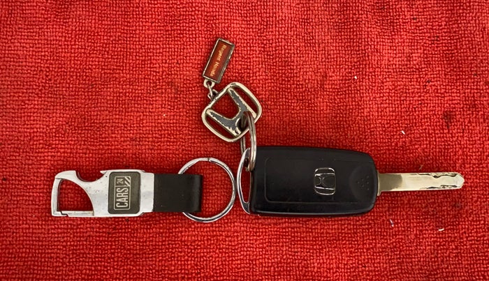 2016 Honda CRV 2.4L 2WD AT, Petrol, Automatic, 1,00,440 km, Key Close Up