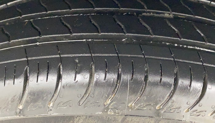 2015 Maruti Swift VXI, Petrol, Manual, 30,890 km, Left Front Tyre Tread