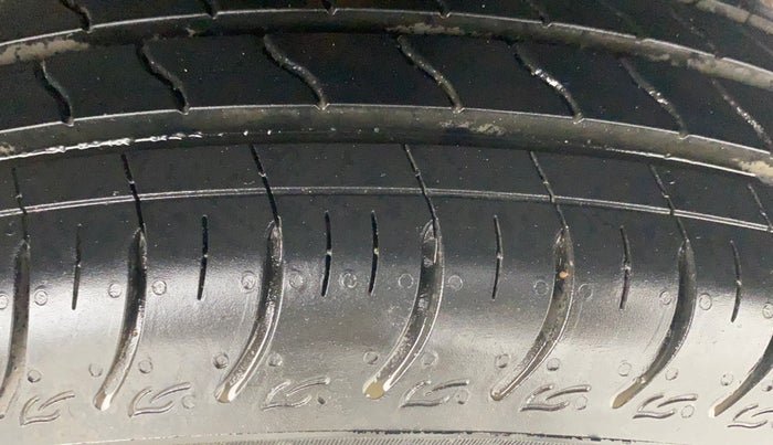 2015 Maruti Swift VXI, Petrol, Manual, 30,890 km, Left Rear Tyre Tread