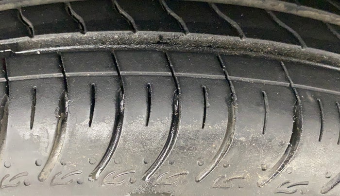 2015 Maruti Swift VXI, Petrol, Manual, 30,890 km, Right Front Tyre Tread