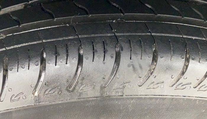 2015 Maruti Swift VXI, Petrol, Manual, 30,890 km, Right Rear Tyre Tread